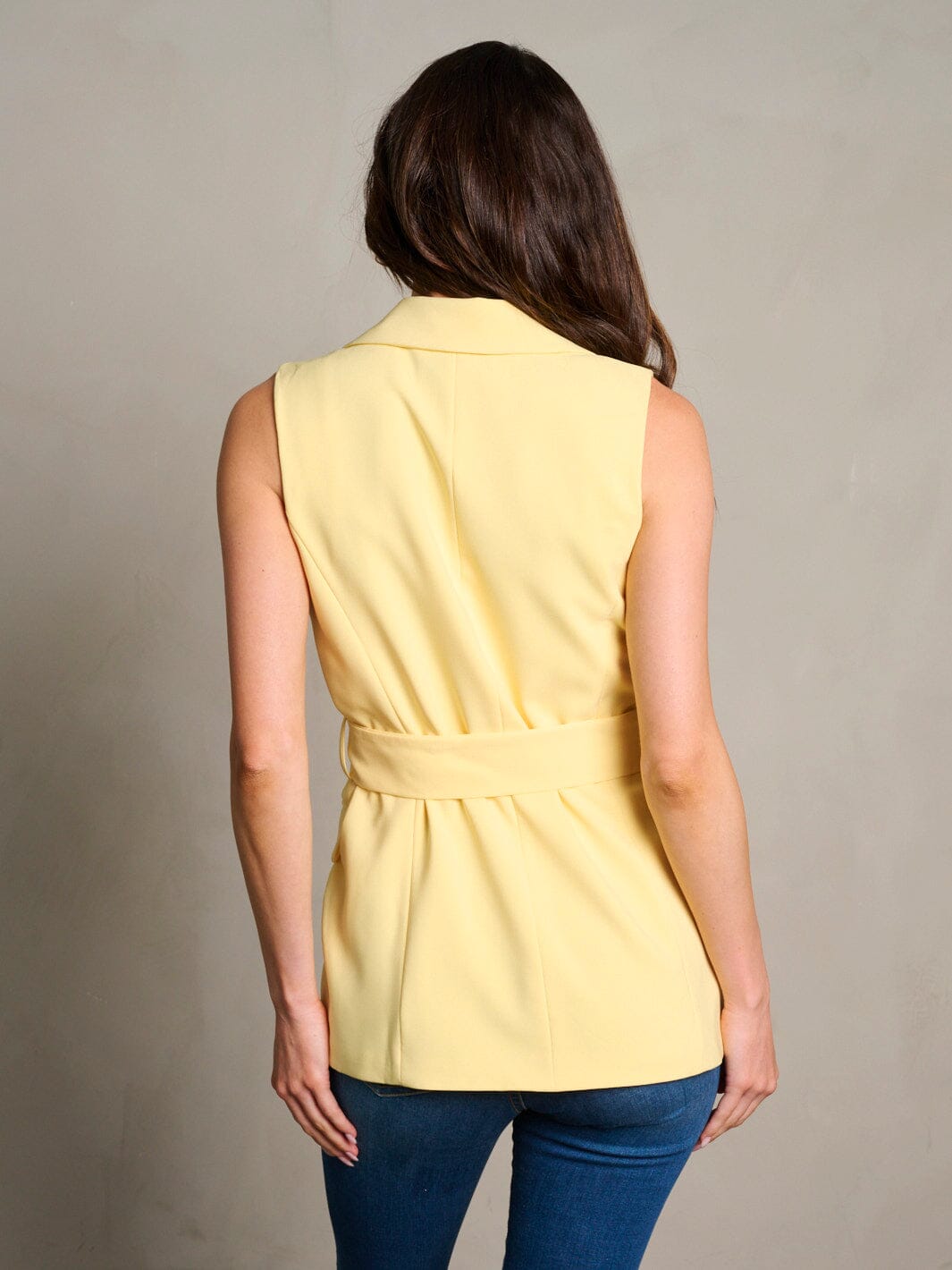 WOMEN'S SLEEVELESS BUTTON CLOSURE BELTED VEST