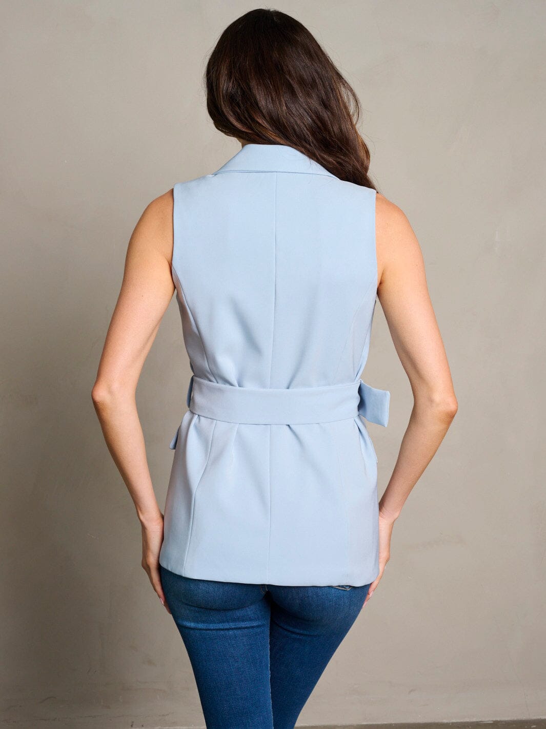 WOMEN'S SLEEVELESS BUTTON CLOSURE BELTED VEST