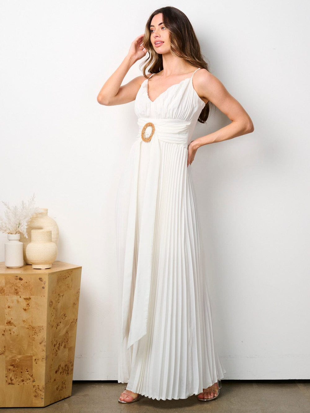 WOMEN'S SLEEVELESS V-NECK PLEATED MAXI DRESS