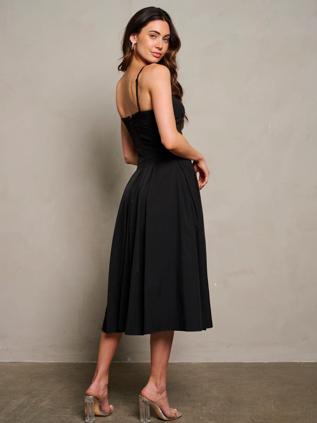 WOMEN'S SLEEVELESS FIT & FLARE MIDI DRESS – Wholesalefashiontrends.com