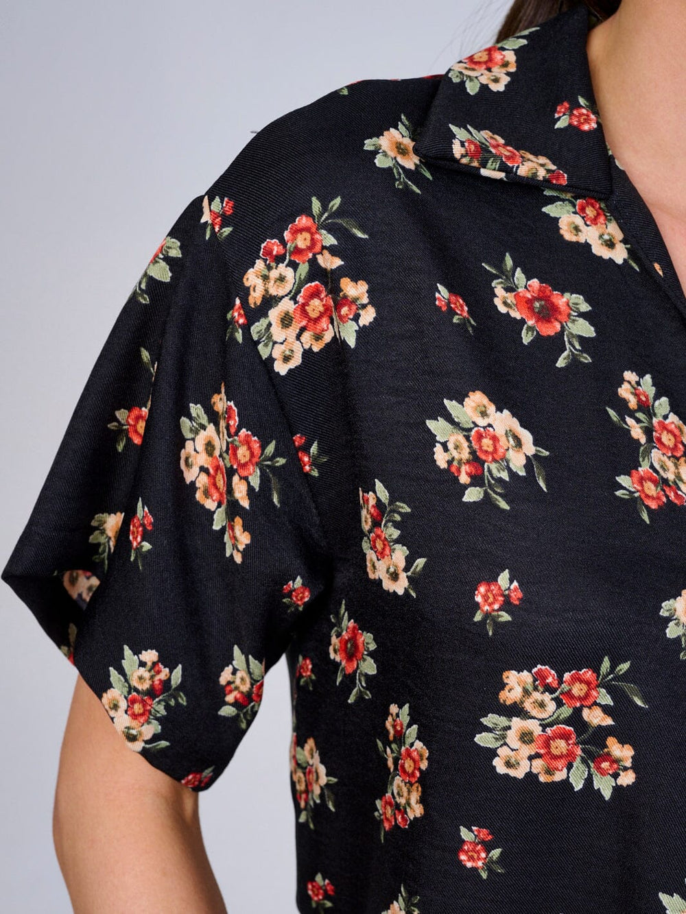 WOMEN'S SHORT SLEEVE V-NECK FLORAL PRINT BLOUSE