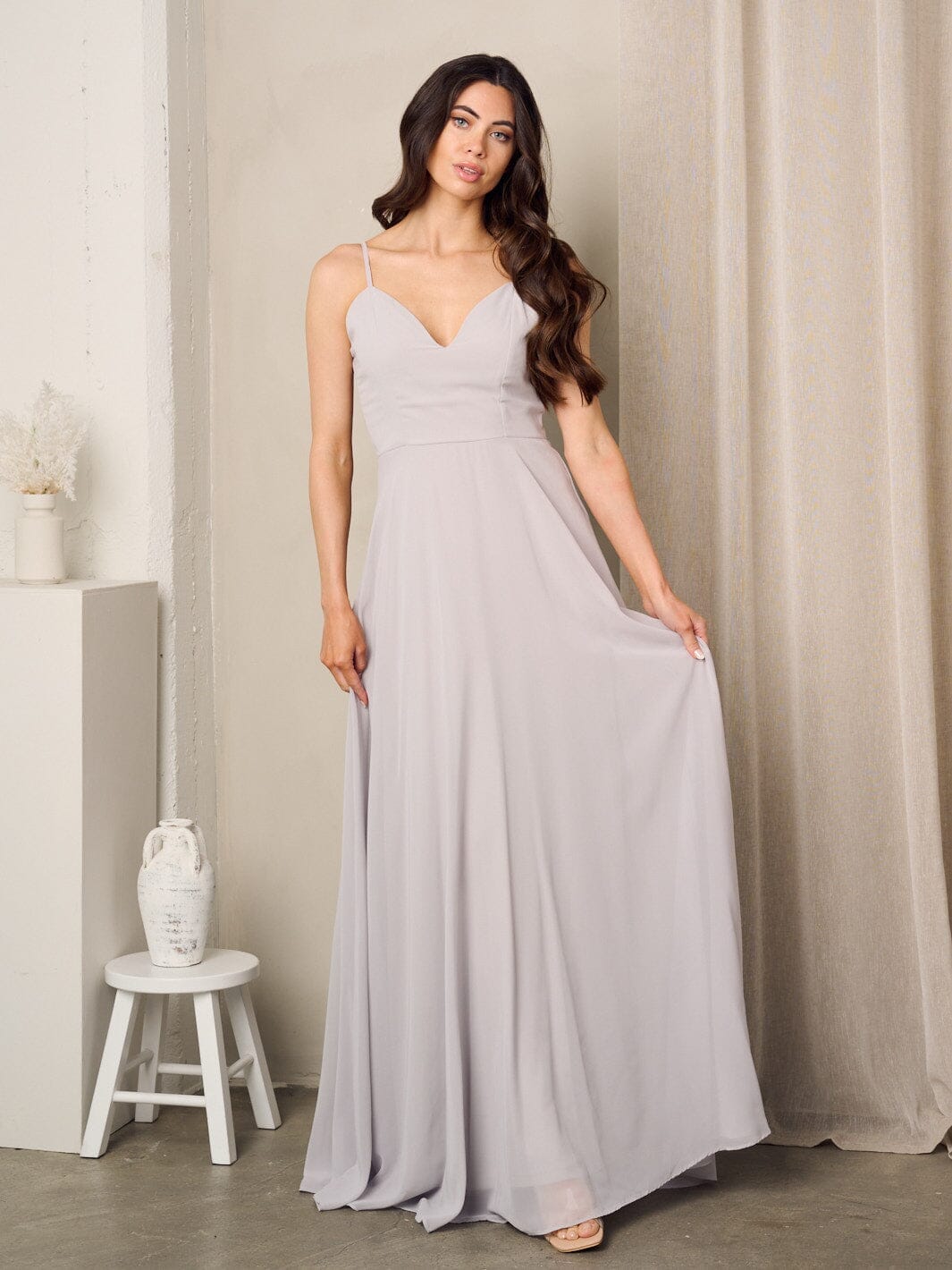 WOMEN'S SLEEVELESS V-NECK BACK DETAILED MAXI GOWN DRESS
