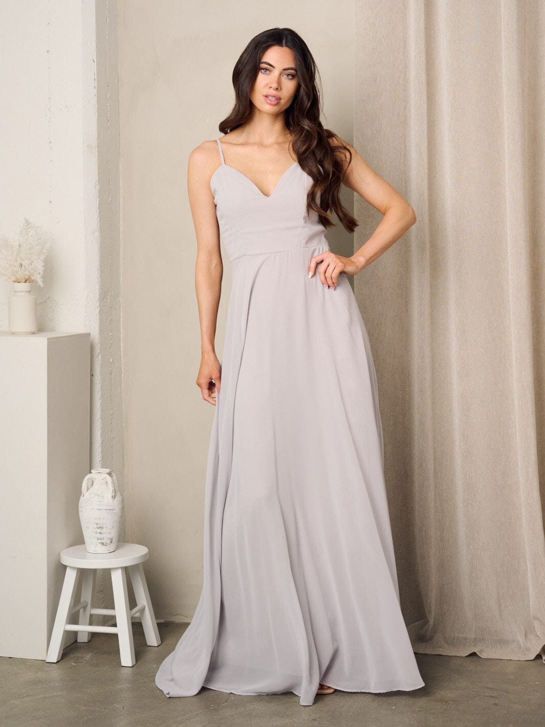 WOMEN'S SLEEVELESS V-NECK BACK DETAILED MAXI GOWN DRESS
