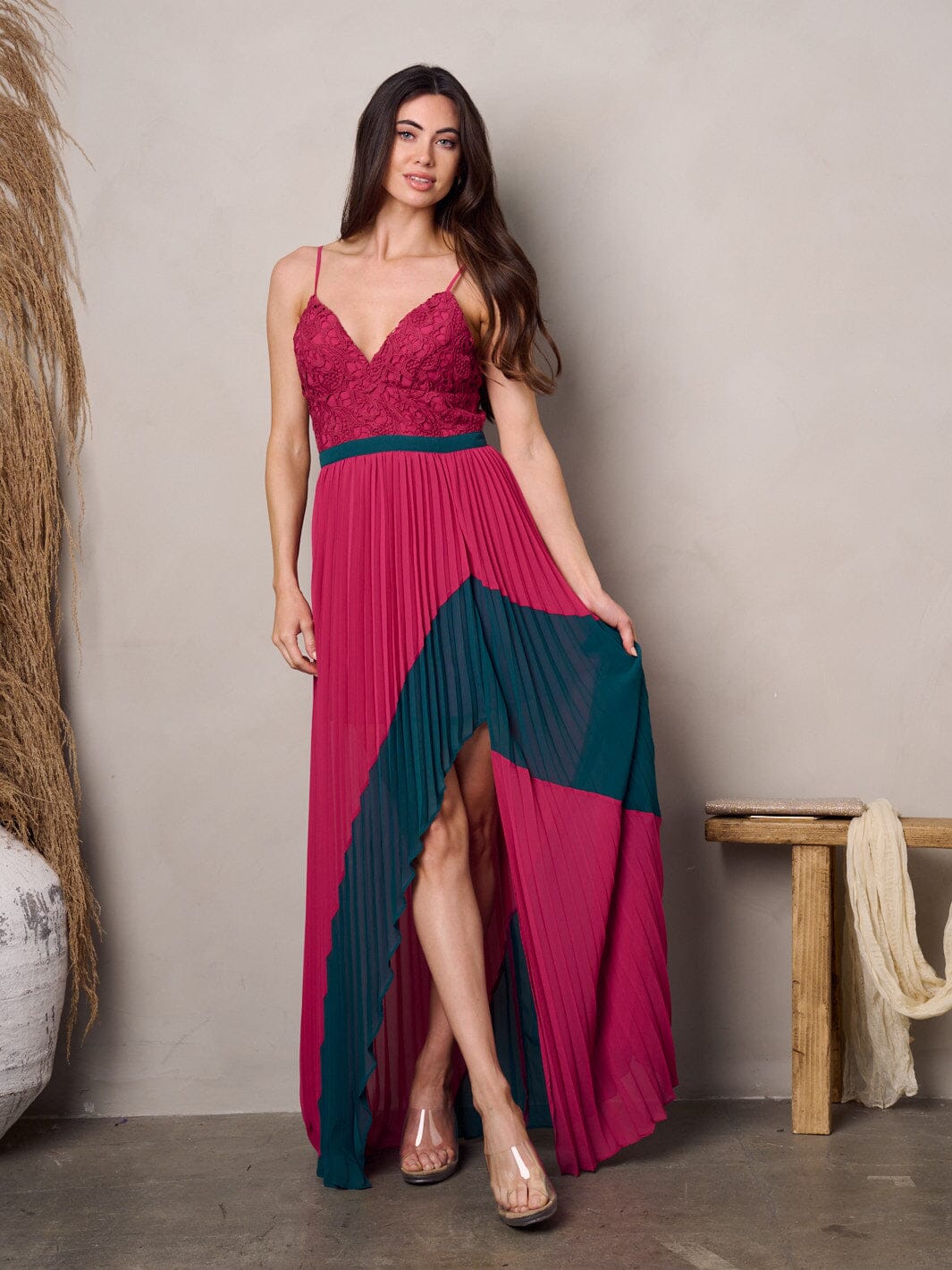 WOMEN'S SLEEVELESS V-NECK FRONT SLIT PLEATED COLORBLOCK MAXI DRESS