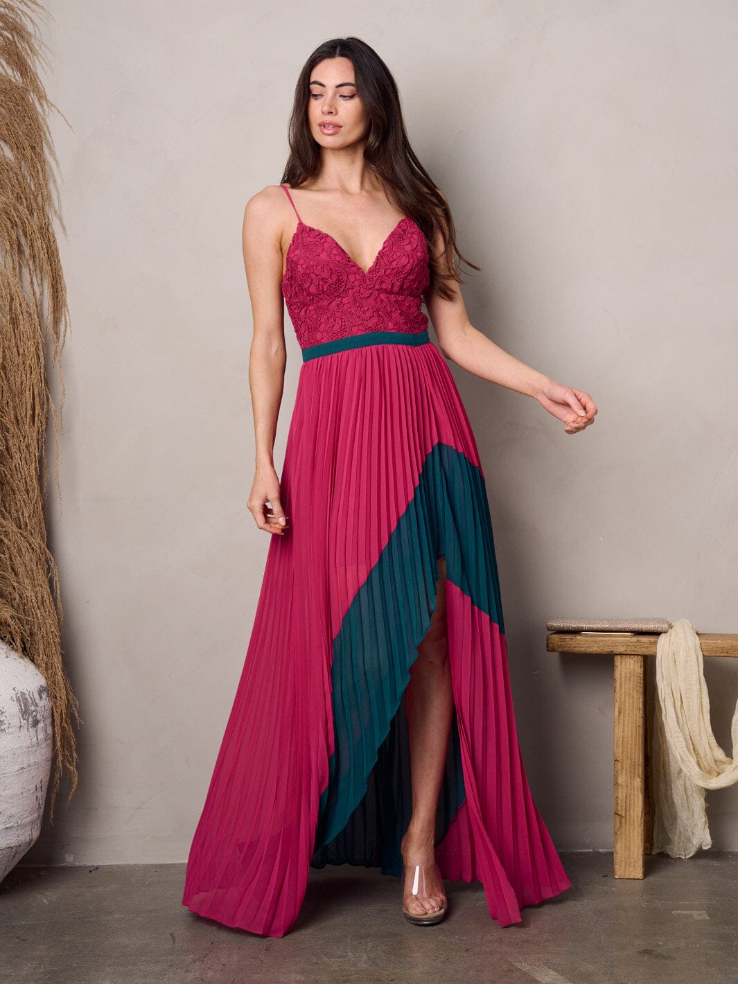 WOMEN'S SLEEVELESS V-NECK FRONT SLIT PLEATED COLORBLOCK MAXI DRESS