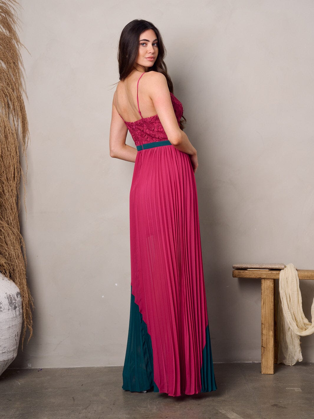 WOMEN'S SLEEVELESS V-NECK FRONT SLIT PLEATED COLORBLOCK MAXI DRESS