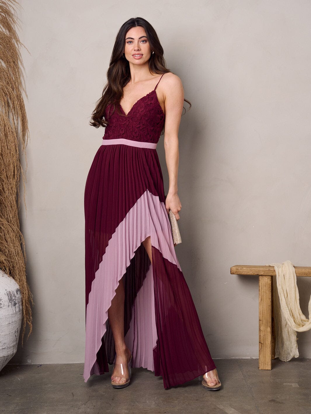 WOMEN'S SLEEVELESS V-NECK FRONT SLIT PLEATED COLORBLOCK MAXI DRESS