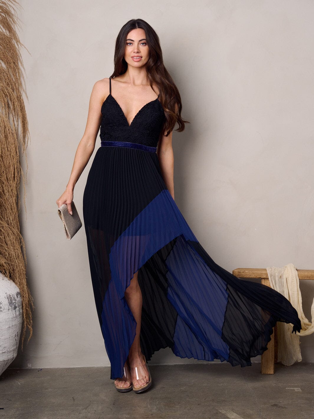 WOMEN'S SLEEVELESS V-NECK FRONT SLIT PLEATED COLORBLOCK MAXI DRESS