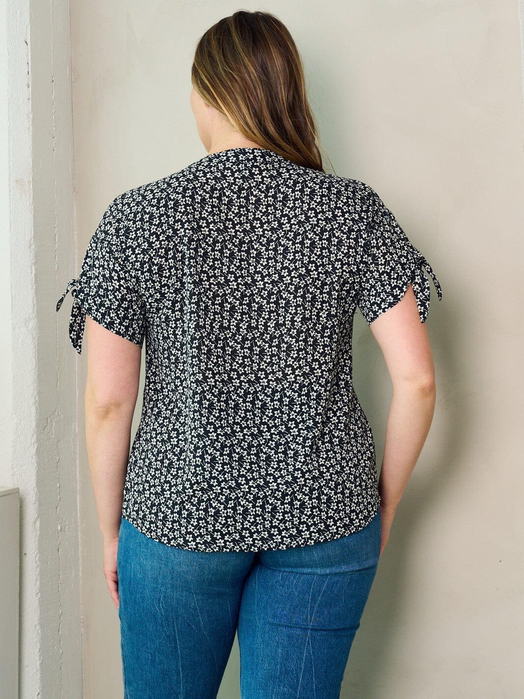 PLUS SIZE SHORT SLEEVE V-NECK FLORAL BLOUSE TOP