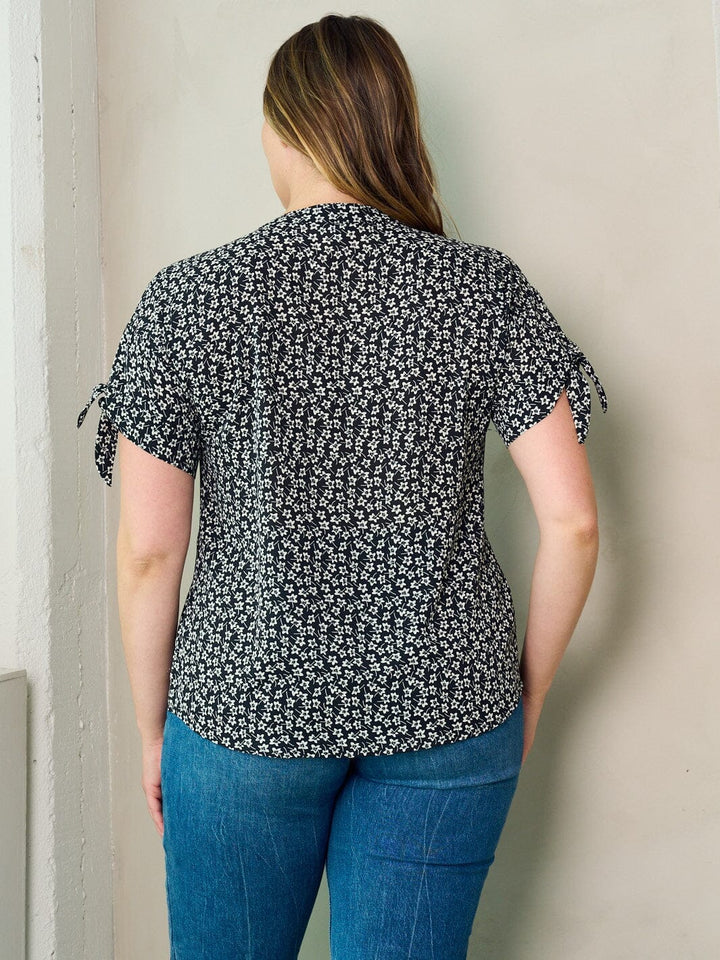 PLUS SIZE SHORT SLEEVE V-NECK FLORAL BLOUSE TOP