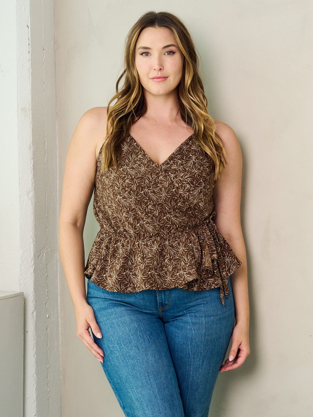 PLUS SIZE SLEEVELESS SURPLICE PLEPLUM LEAF PRINT TANK TOP