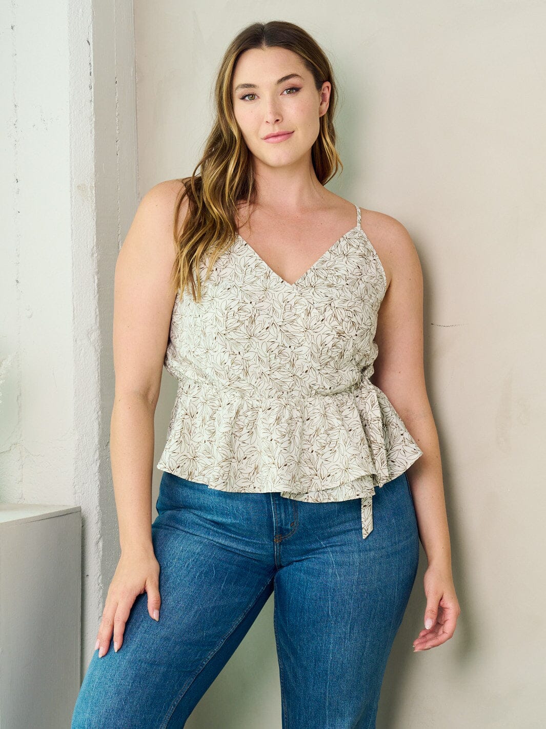 PLUS SIZE SLEEVELESS SURPLICE PLEPLUM LEAF PRINT TANK TOP