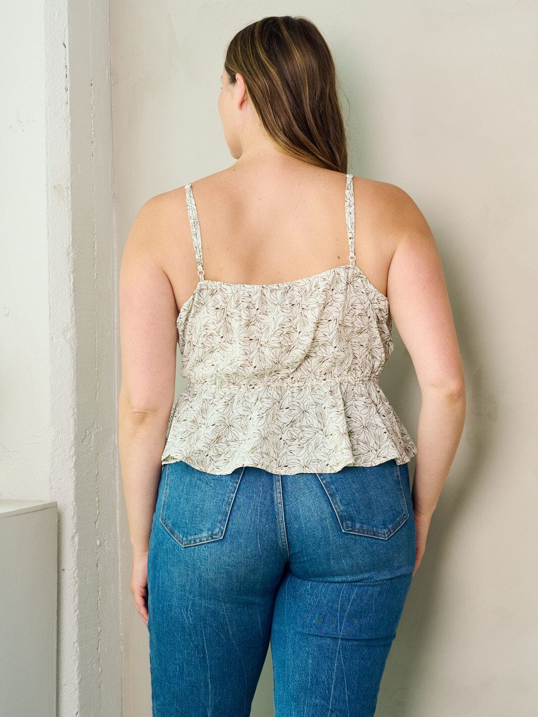 PLUS SIZE SLEEVELESS SURPLICE PLEPLUM LEAF PRINT TANK TOP