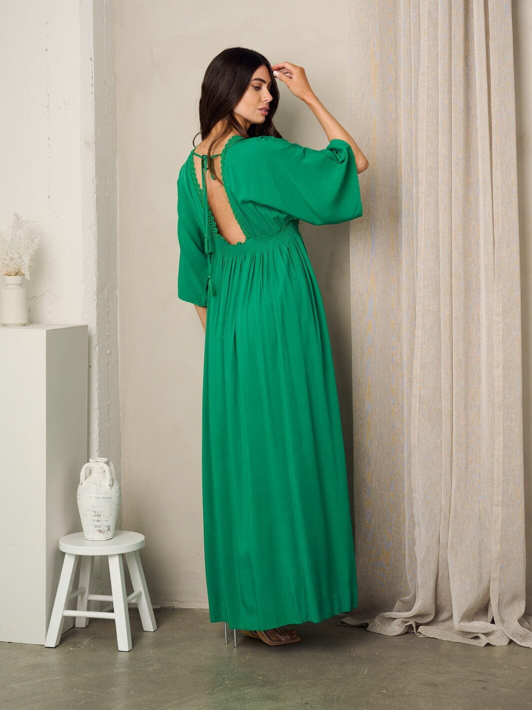 WOMEN'S 3/4 SLEEVE V-NECK TRIM DETAILED OPEN BACK MAXI DRESS