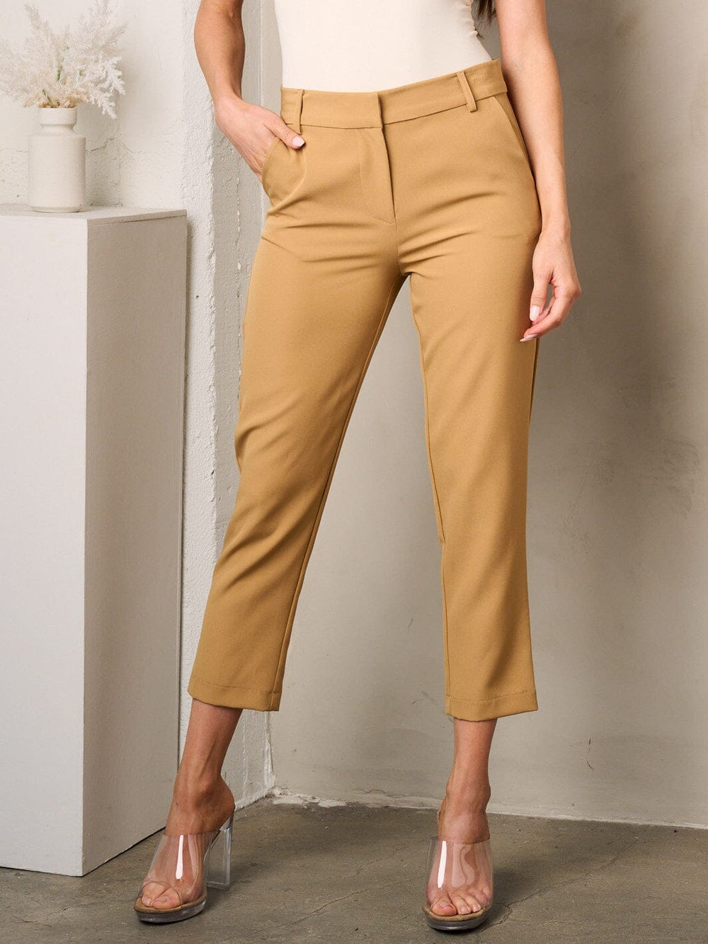 WOMEN'S BUTTON CLOSURE POCKETS CROP PANTS
