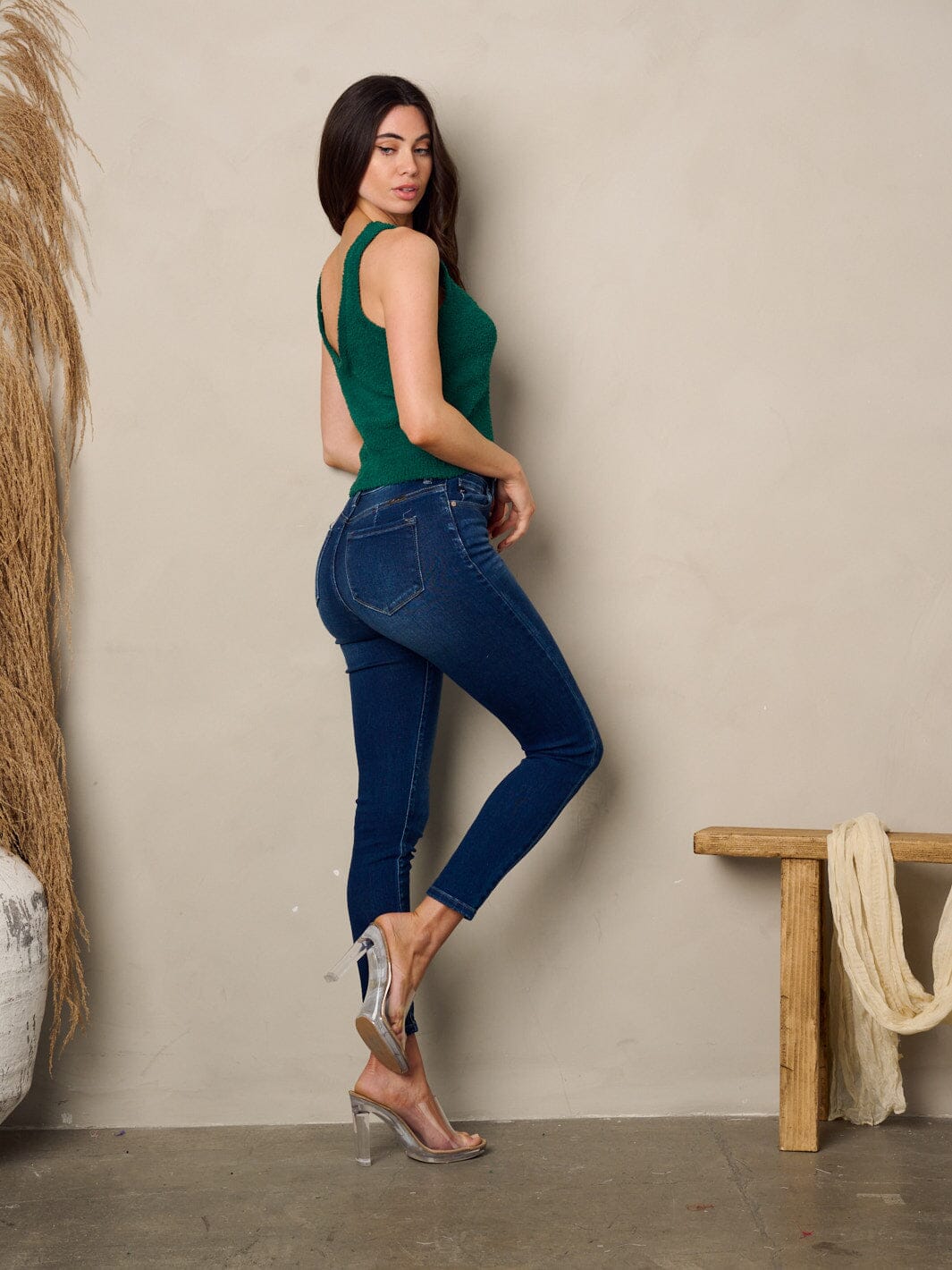 WOMEN'S SLEEVELESS SOLID FUZZY TANK TOP