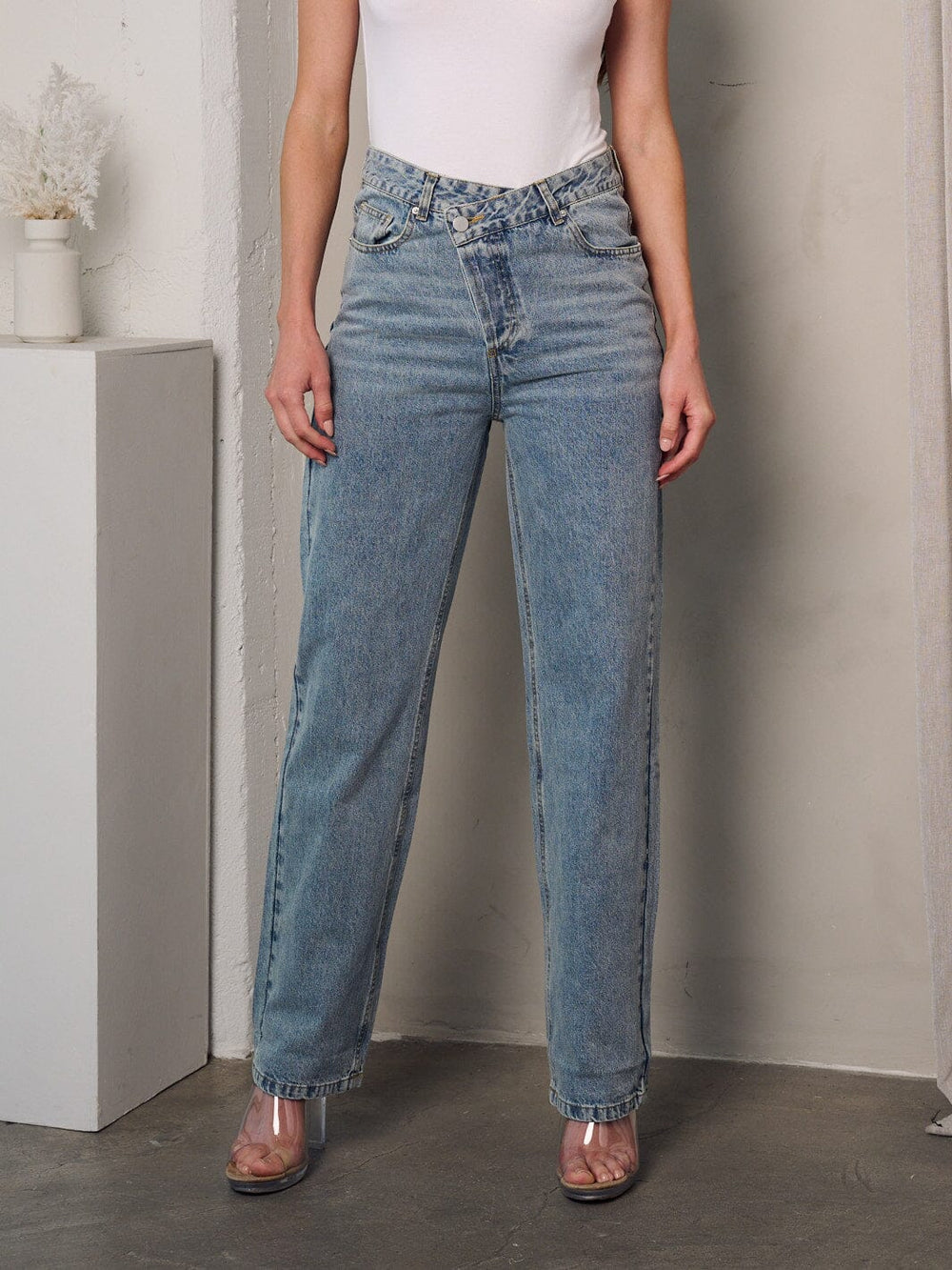 WOMEN'S ASYMETRICAL BUTTONS CLOSURE DENIM JEANS