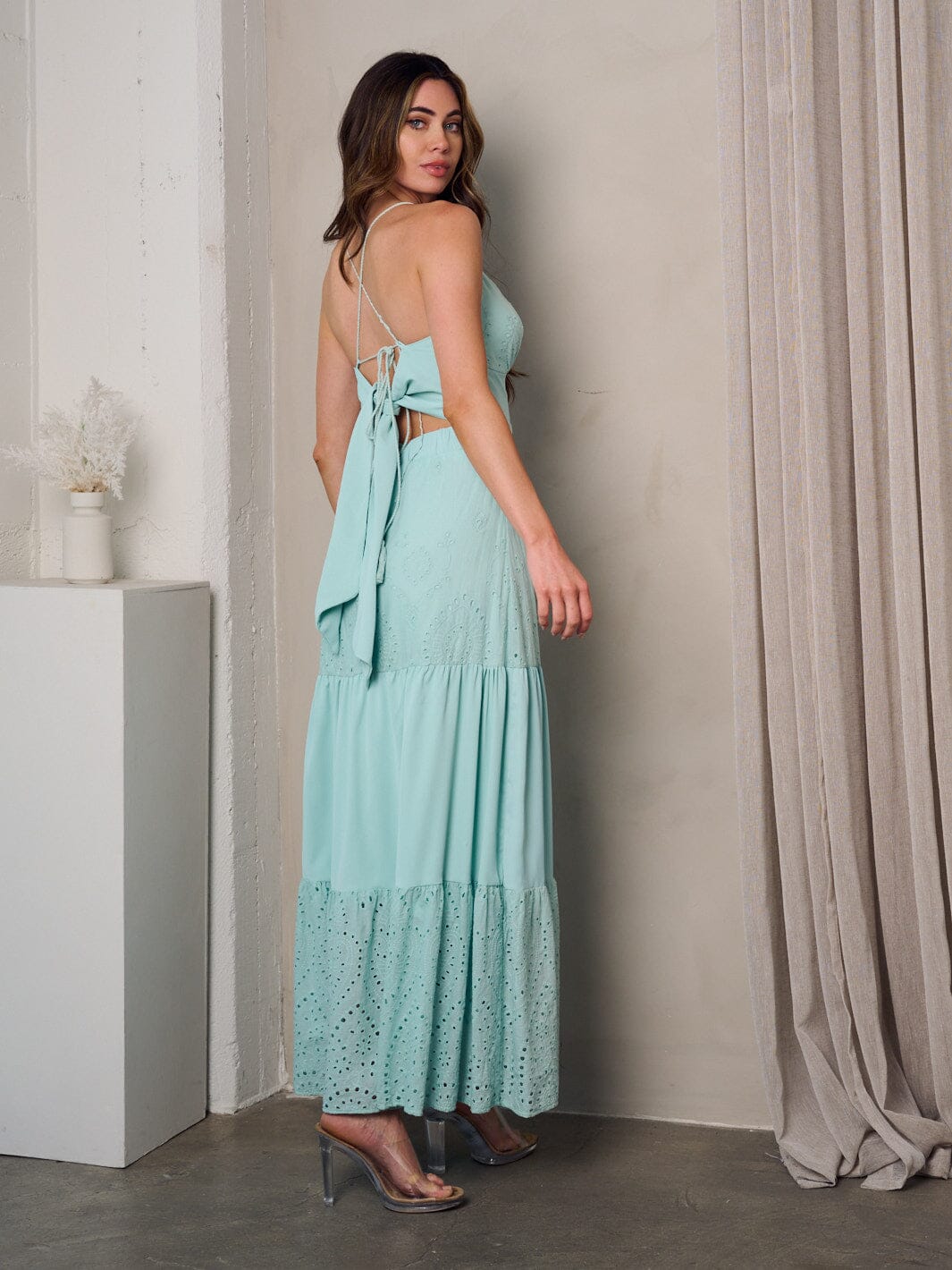 WOMEN'S SLEEVELESS V-NECK TIERED BACK TIE DETAILED MAXI DRESS