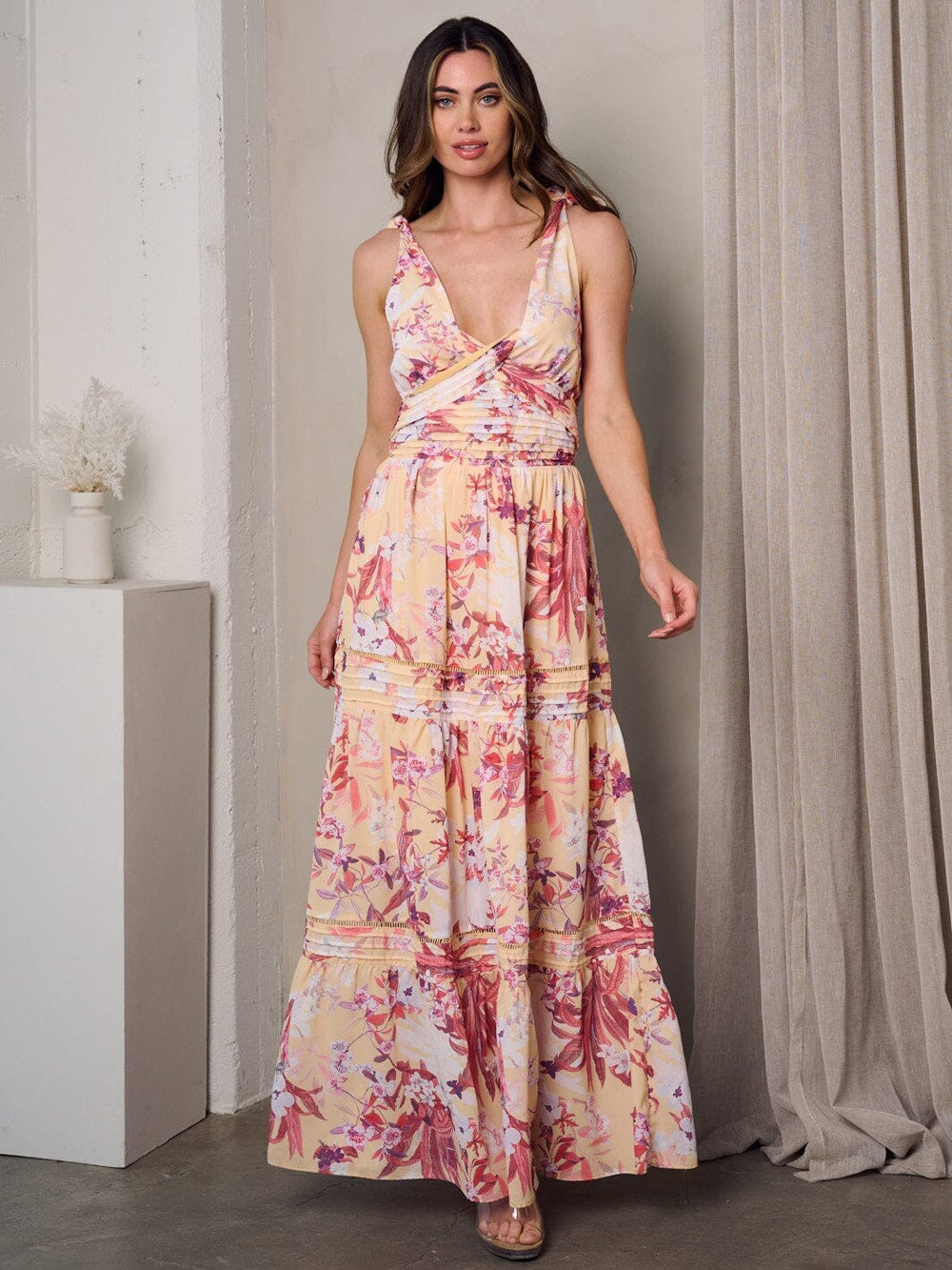 WOMEN'S SLEEVELESS V-NECK TIERED FLORAL MAXI DRESS