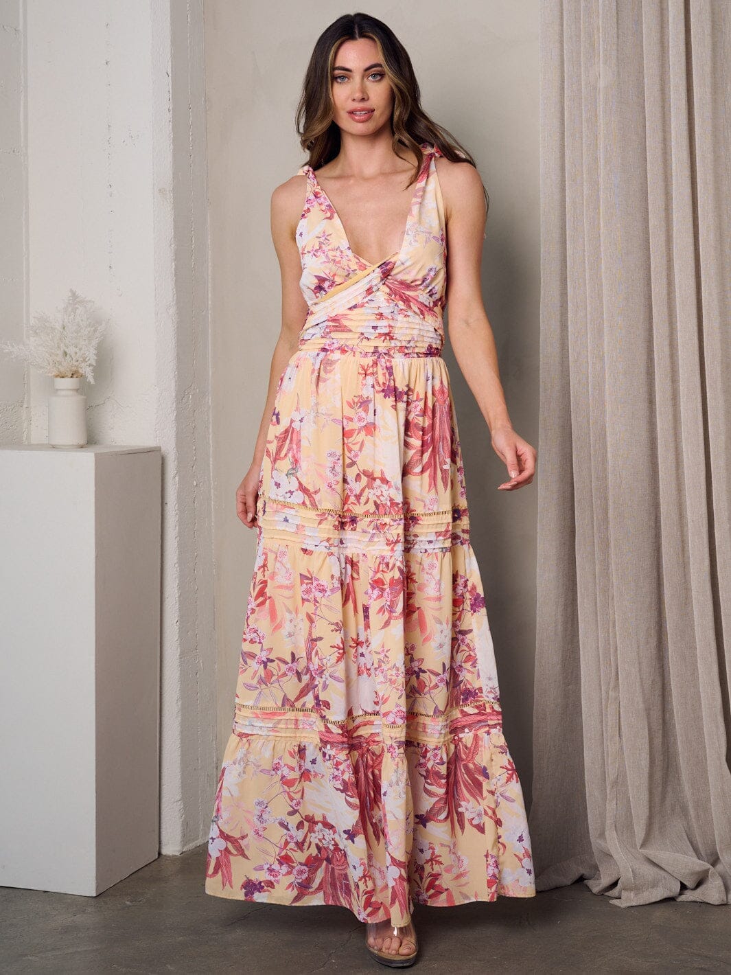 WOMEN'S SLEEVELESS V-NECK TIERED FLORAL MAXI DRESS