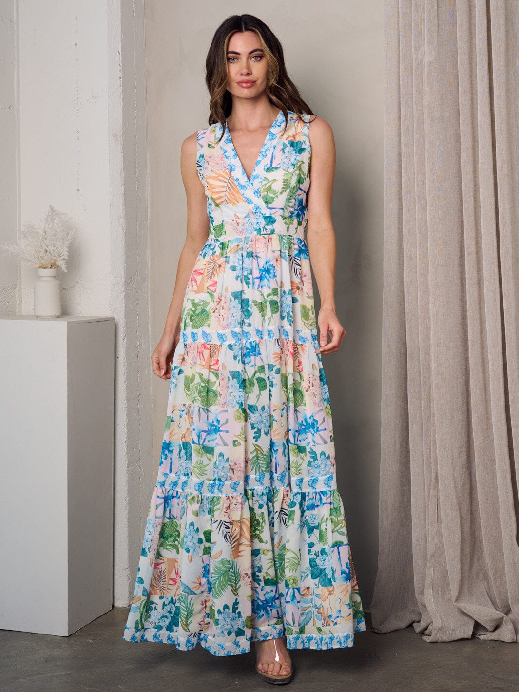 WOMEN'S SLEEVELESS V-NECK TIERED FLORAL MAXI DRESS