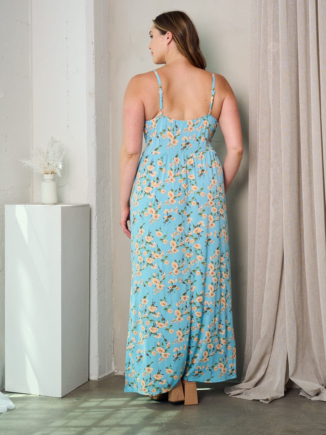 PLUS SIZE SLEEVELESS V-NECK FLORAL MAXI DRESS