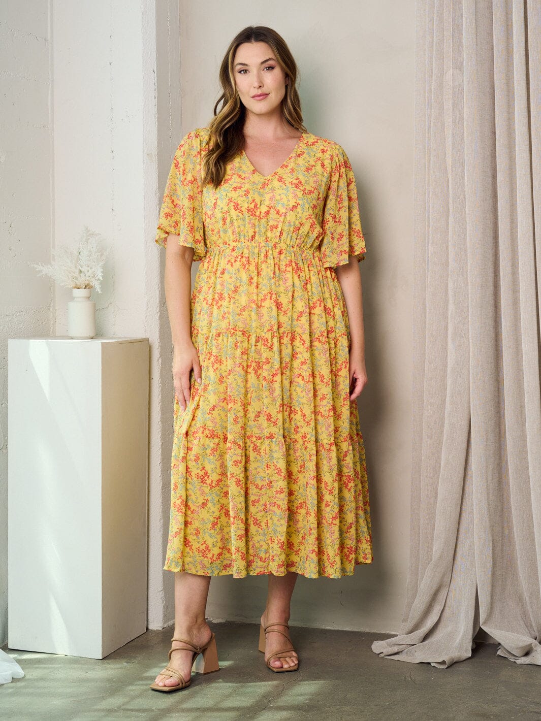 PLUS SIZE SHORT SLEEVE V-NECK FLORAL MAXI DRESS