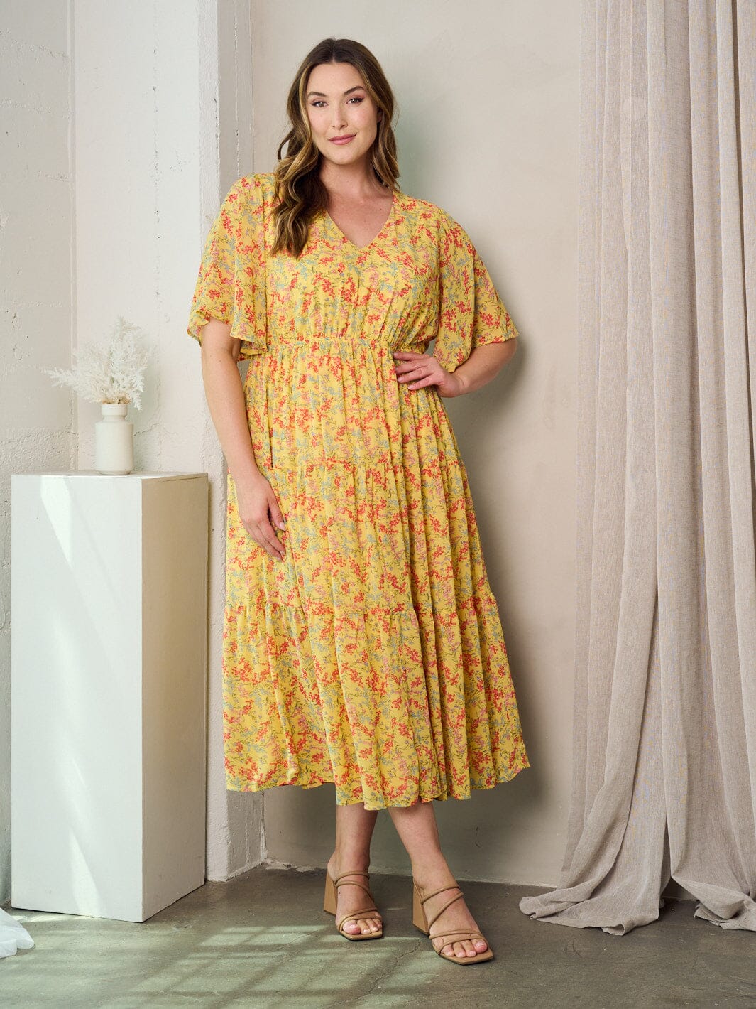 PLUS SIZE SHORT SLEEVE V-NECK FLORAL MAXI DRESS