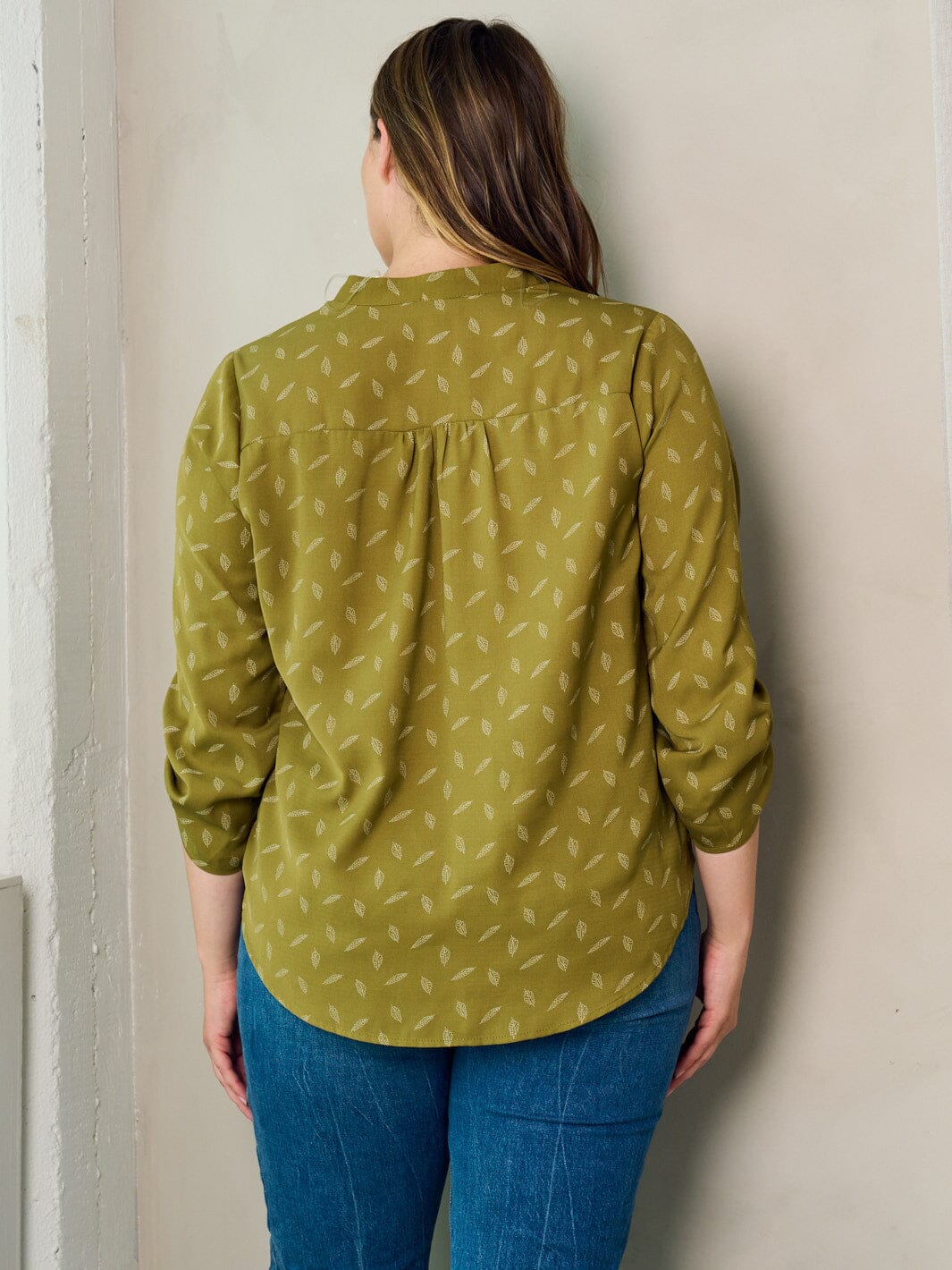 PLUS SIZE 3/4 SLEEVE BUTTON V-NECK LEAF PRINT BLOUSE TOP