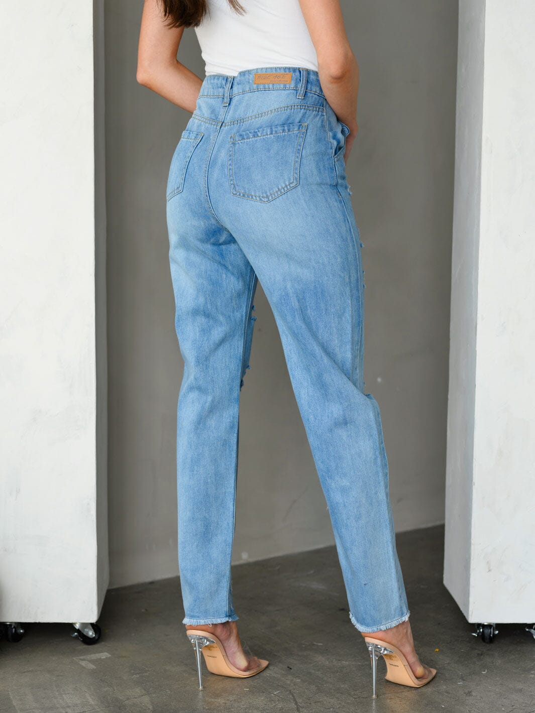 WOMEN'S STRAIGHT LEG POCKETS DISTRESSED JEANS