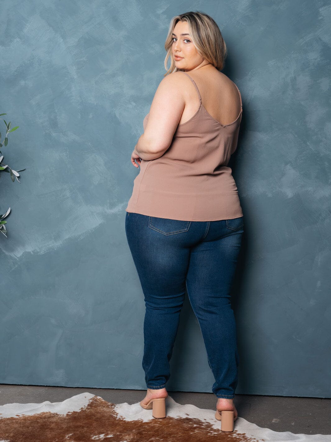 PLUS SIZE SLEEVELESS V-NECK BUTTONS DETAILED TANK TOP