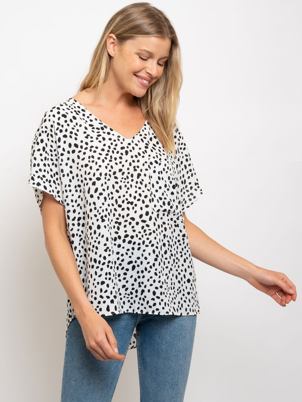 WOMEN'S V-NECK ONE POCKET ANIMAL PRINT TOP