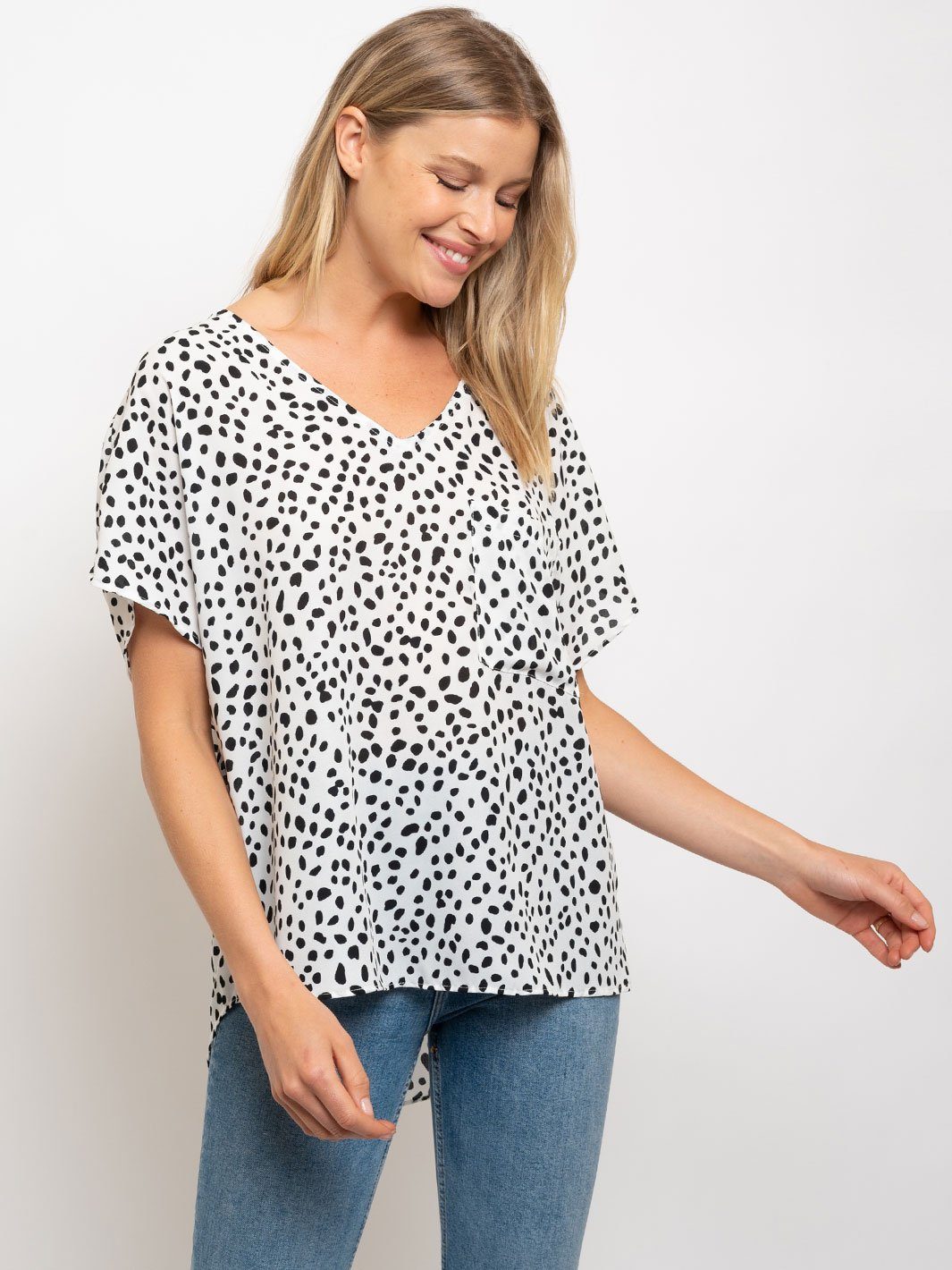 WOMEN'S V-NECK ONE POCKET ANIMAL PRINT TOP