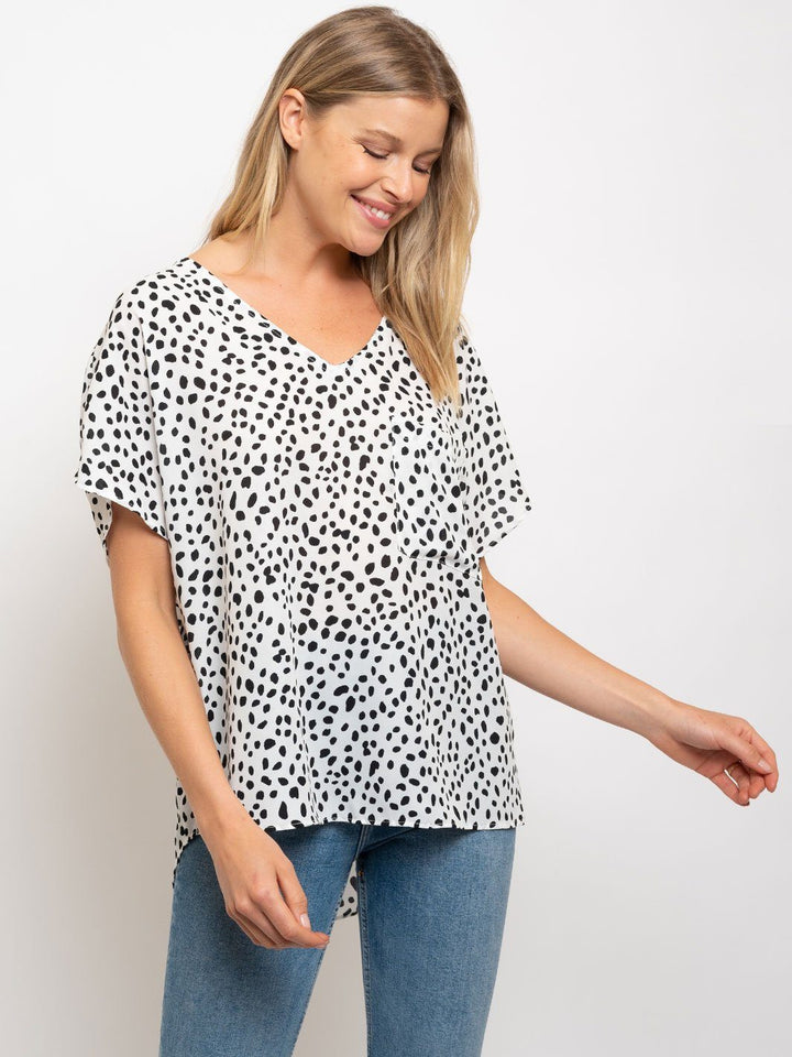 WOMEN'S V-NECK ONE POCKET ANIMAL PRINT TOP
