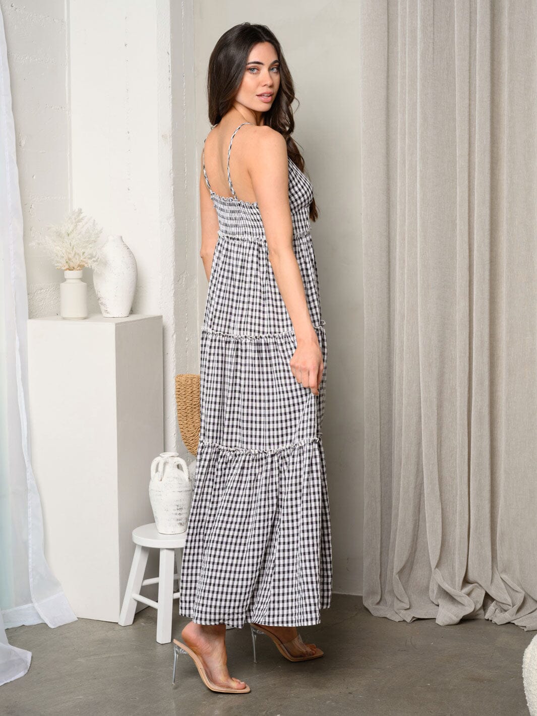 WOMEN'S SLEEVELESS V-NECK SMOCK TIERED PLAID MAXI DRESS