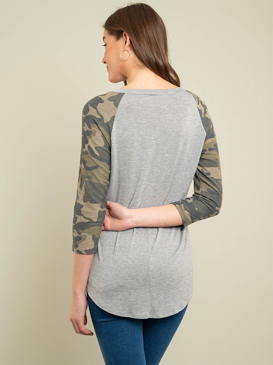 WOMEN'S CAMO SLEEVE KNIT TOP