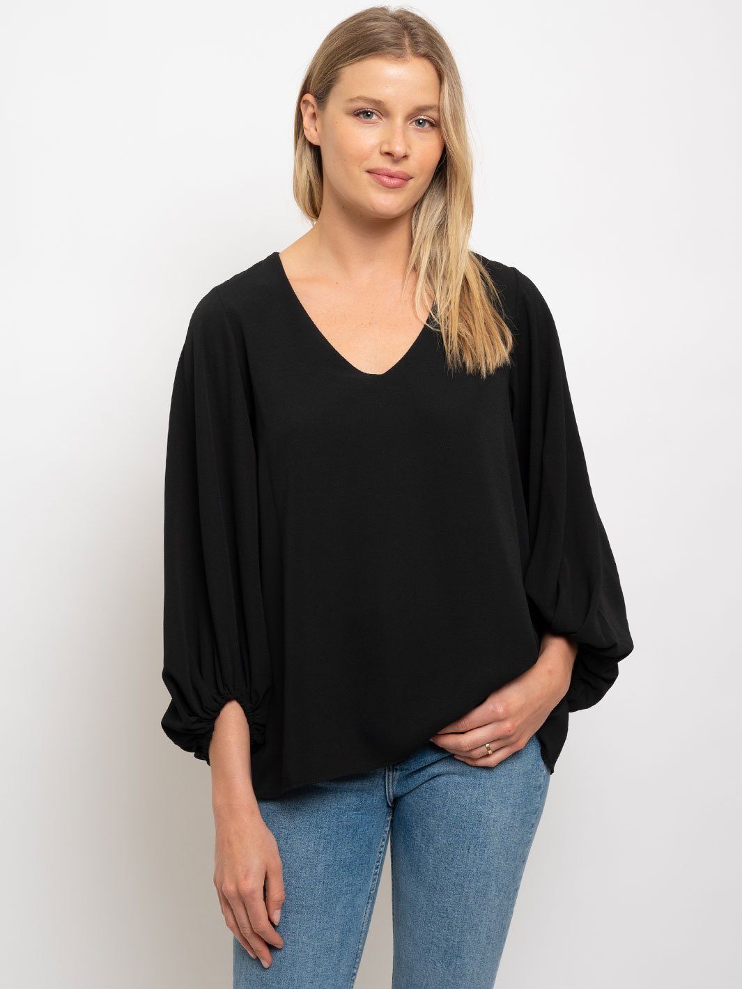 WOMEN'S SOLID LONG SLEEVE V-NECK TOP