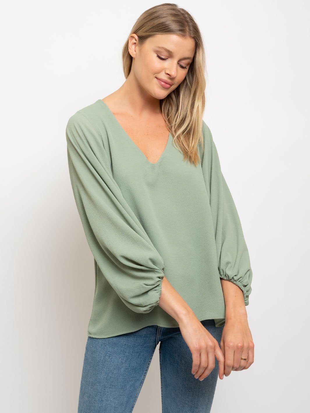WOMEN'S SOLID LONG SLEEVE V-NECK TOP
