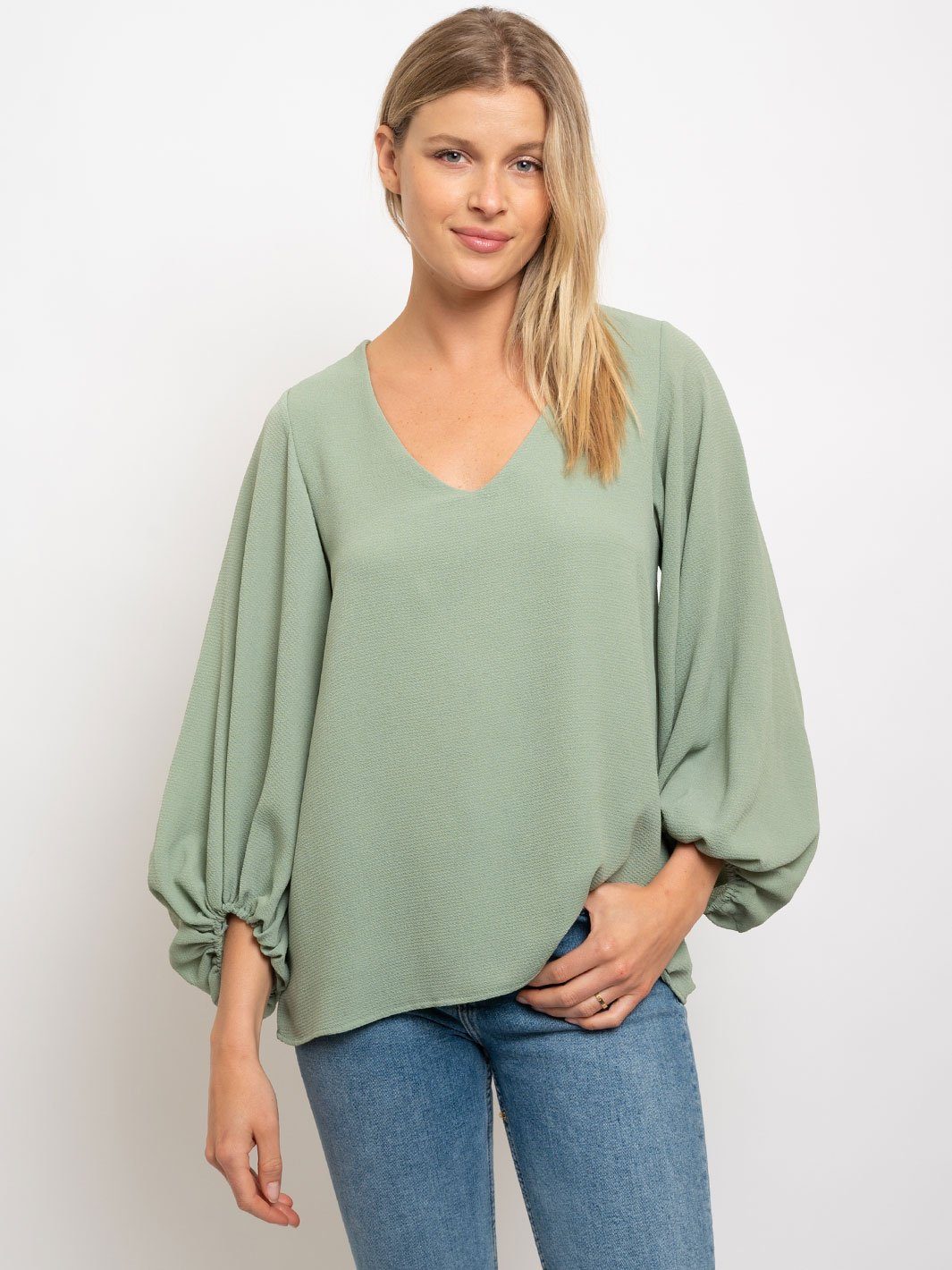 WOMEN'S SOLID LONG SLEEVE V-NECK TOP