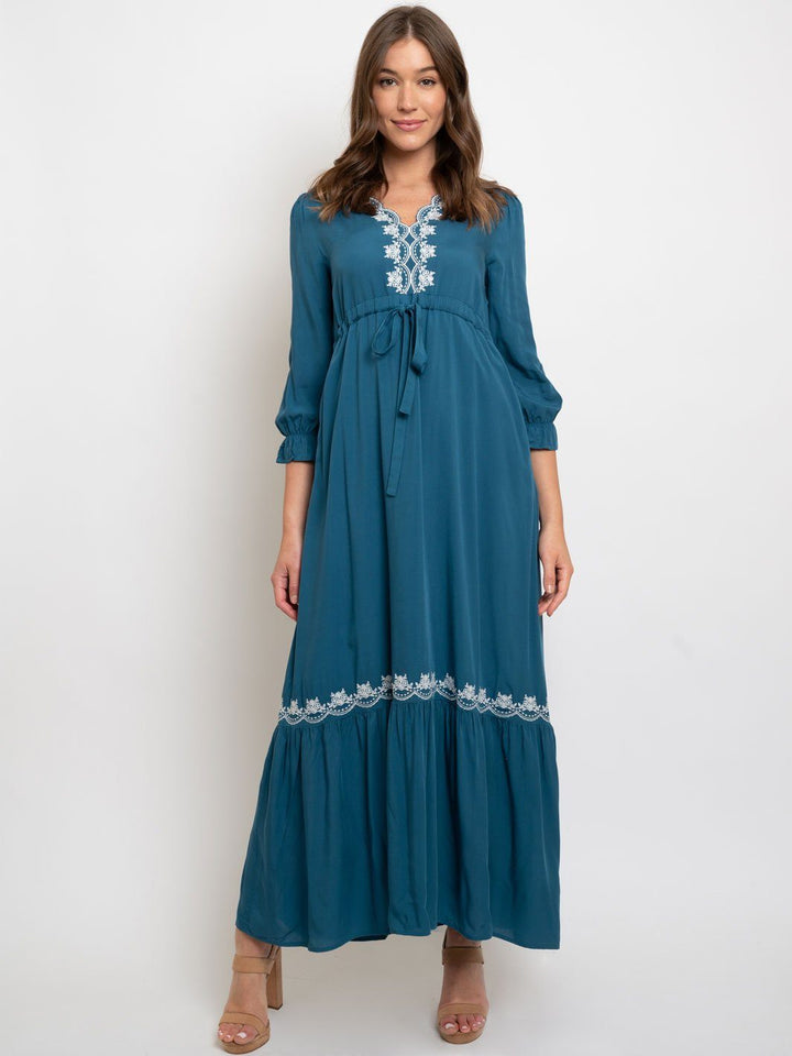 WOMEN'S SCALLOPED NECKLINE EMBROIDERY DETAIL MAXI DRESS