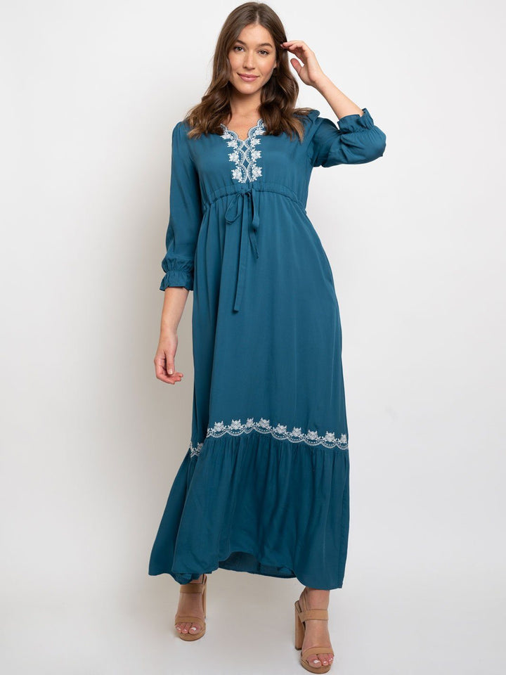 WOMEN'S SCALLOPED NECKLINE EMBROIDERY DETAIL MAXI DRESS