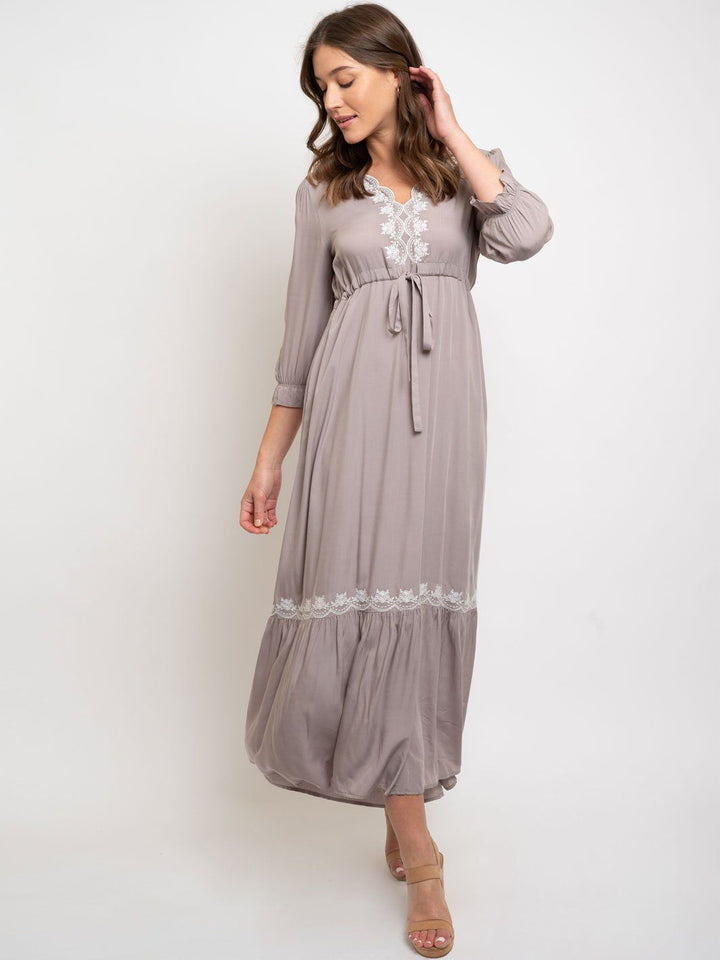 WOMEN'S SCALLOPED NECKLINE EMBROIDERY DETAIL MAXI DRESS