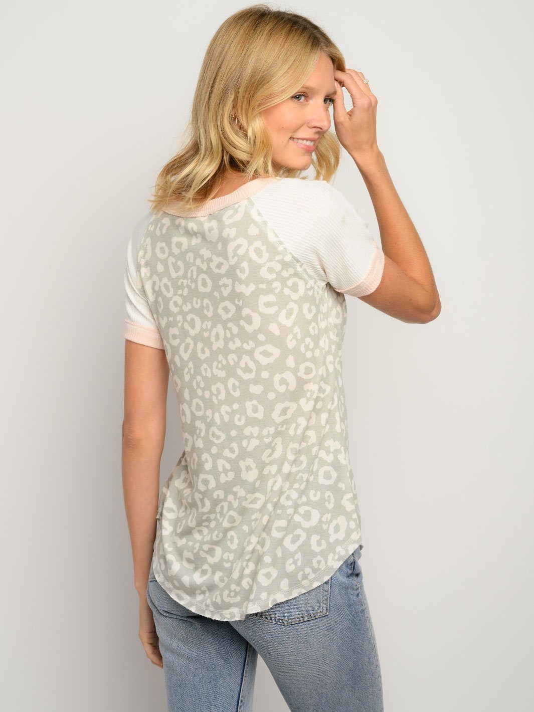 WOMEN'S LEOPARD PRINT SHORT SLEEVE FRONT POCKET TOP