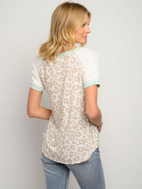 WOMEN'S LEOPARD PRINT SHORT SLEEVE FRONT POCKET TOP