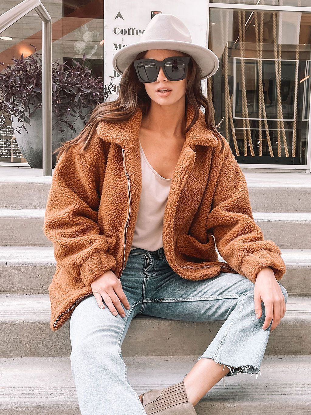 WOMEN'S FAUX FUR POCKETS ZIPPER CLOSURE JACKET