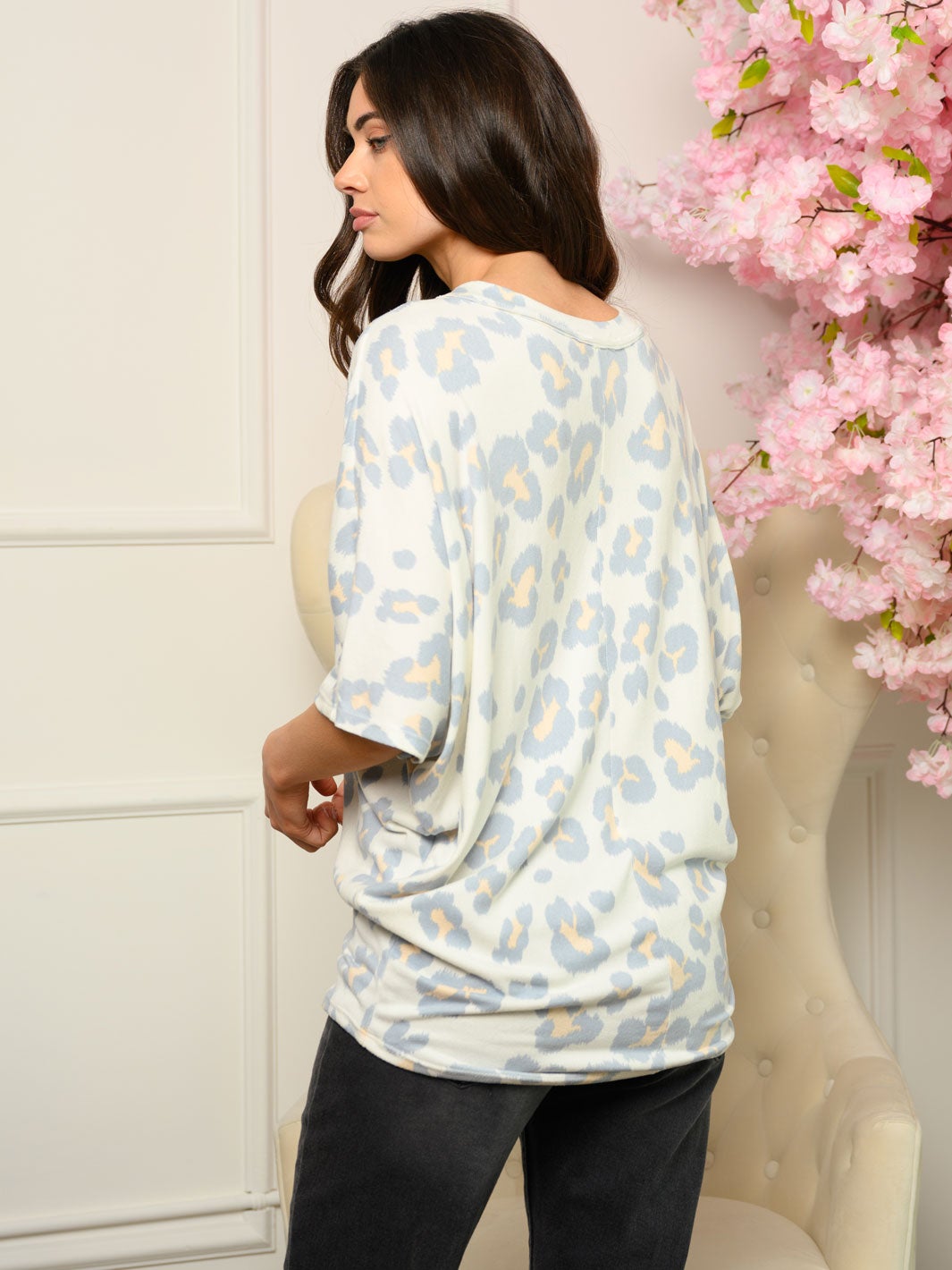 WOMEN'S 3/4 SLEEVE V-NECK ANIMAL PRINT TOP