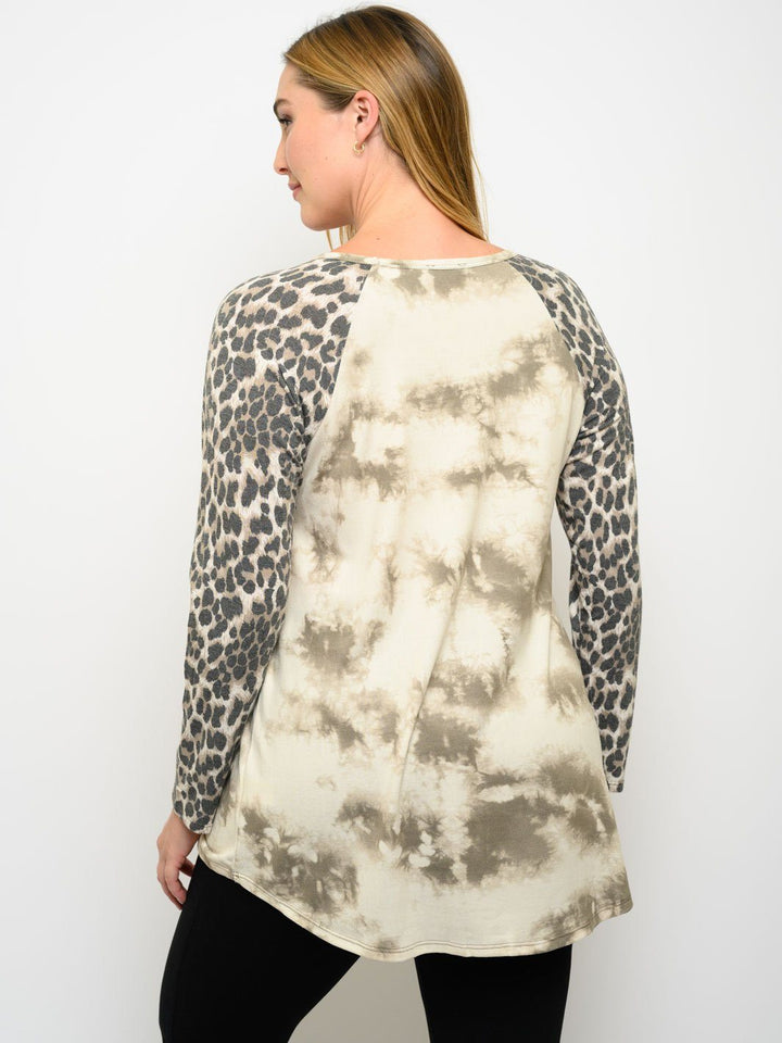 PLUS SIZE ANIMAL PRINT LONG SLEEVE TOP