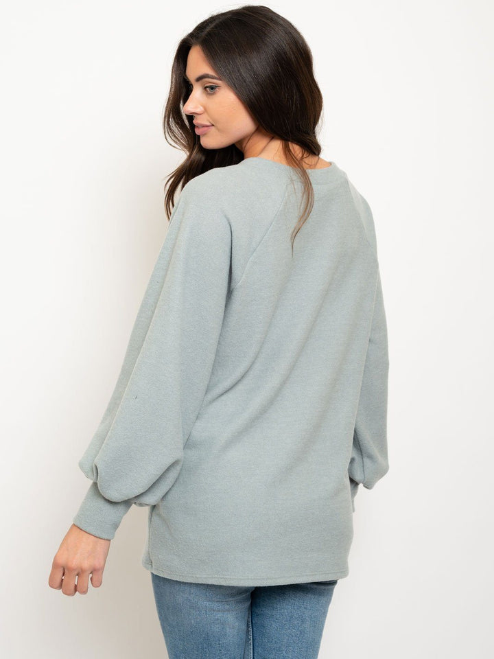 WOMEN'S LONG SLEEVE V-NECK TOP