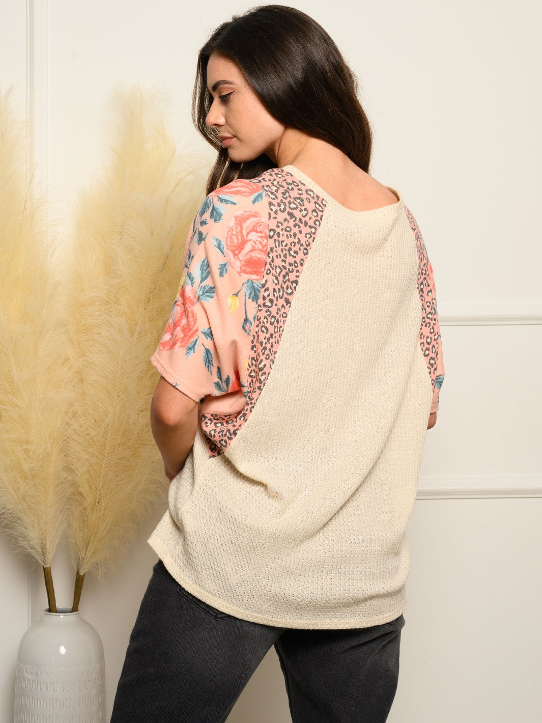 WOMEN'S SOLID V-NECK CONTRAST FLORAL SLEEVE TOP