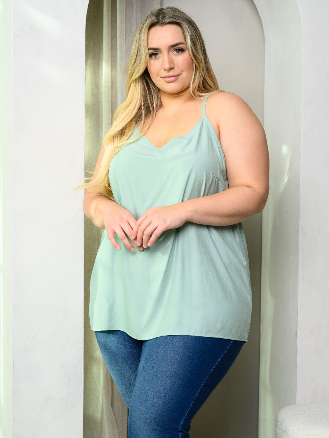 PLUS SIZE SLEEVELESS BACK DETAILED TANK TOP